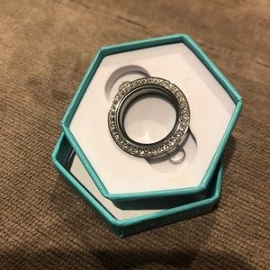 MEDIUM SILVER BANGLE TWIST LOCKET WITH CRYSTALS